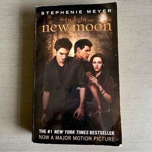New Moon (The Twilight Saga Book 2) - Paperback, by Stephanie Meyer - Good